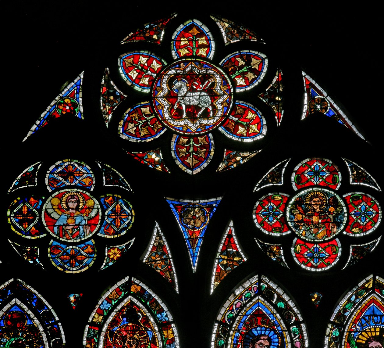 Ventana w202 que representa las luces de tracería con dos ángeles y el Agnus Dei de French School
