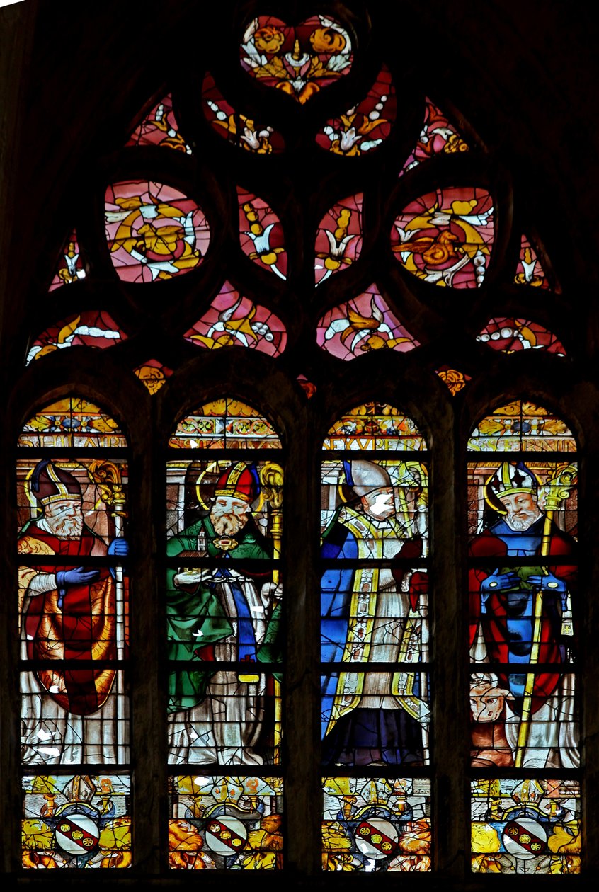 Ventana w203 que representa a San Hilarire, un santo no identificado, San Exupery, San Sernin de French School