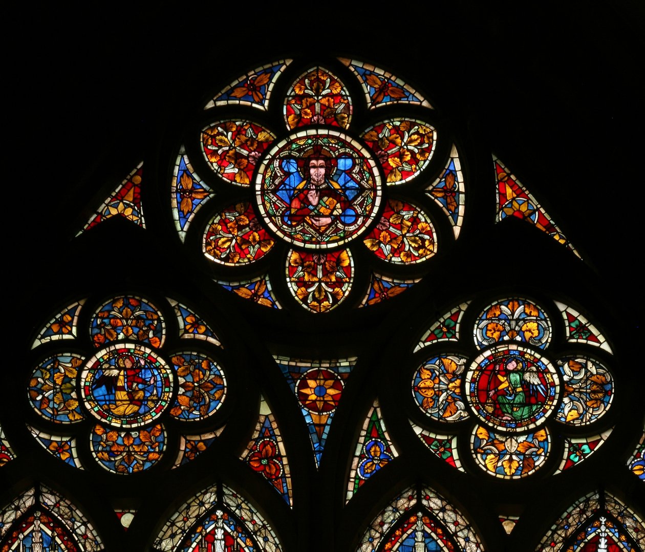 Ventana w203 que representa las luces de tracería con tres ángeles de French School