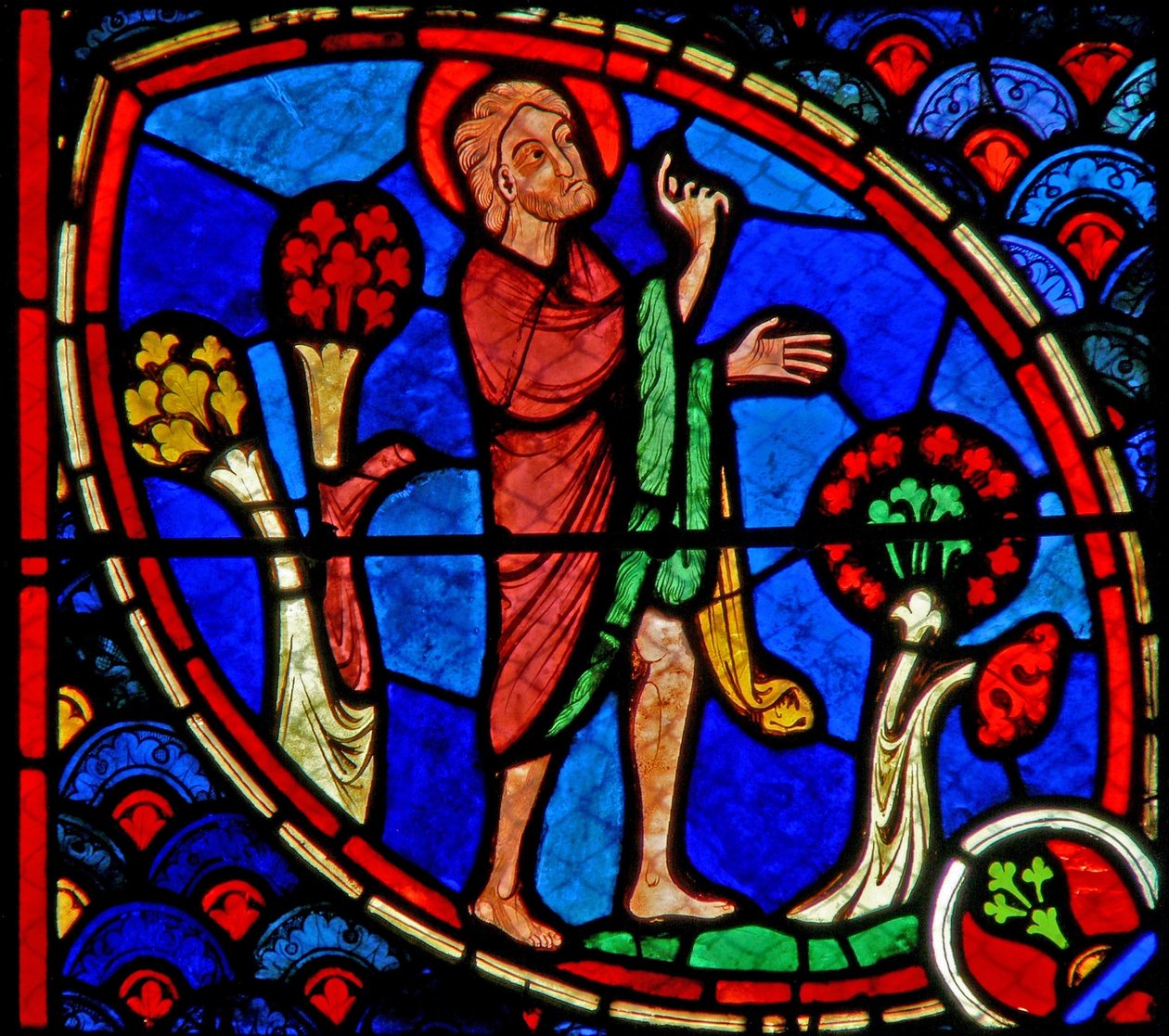 Ventana w20 que representa a San Juan Bautista predicando de French School