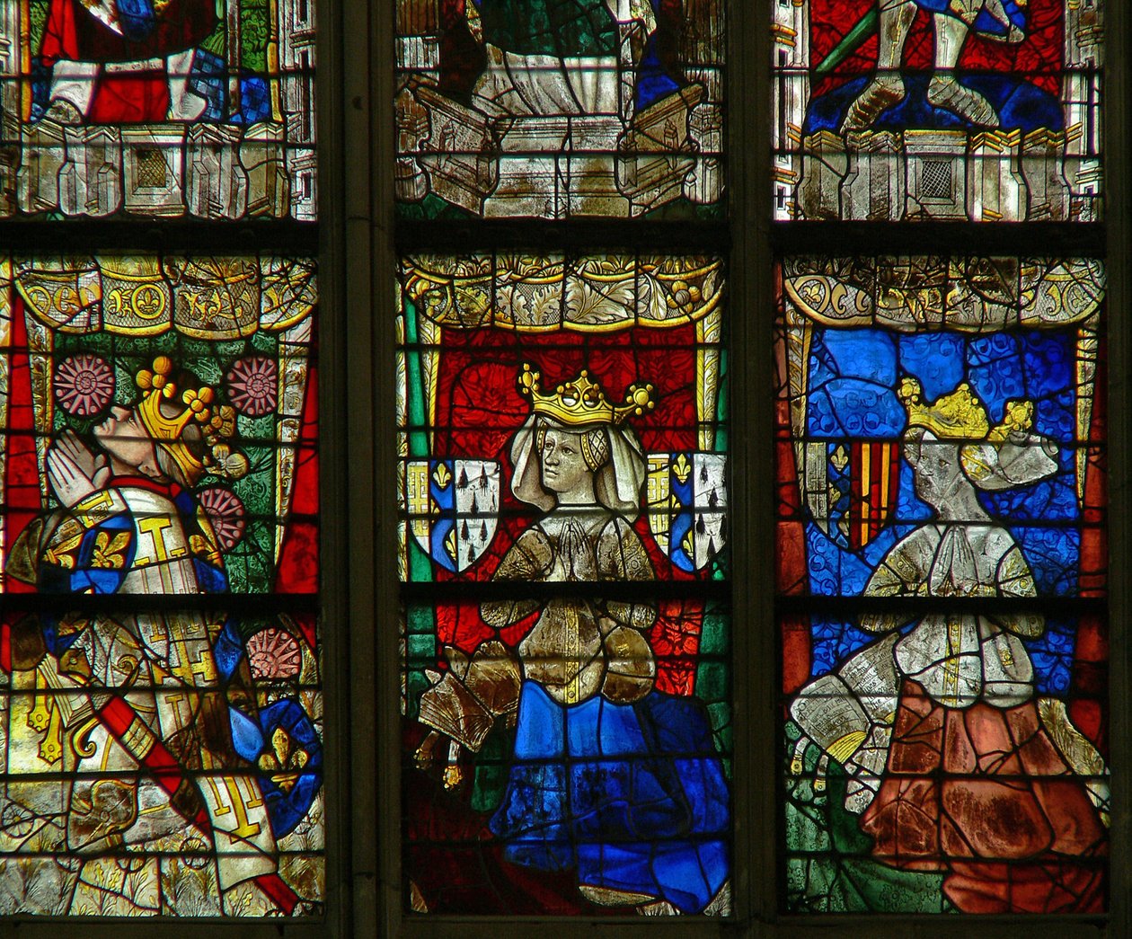 Ventana w217 que representa a Luis II de Anjou, María de Bretaña (madre de Luis II), Yolanda de Aragón (esposa de Luis II) de French School