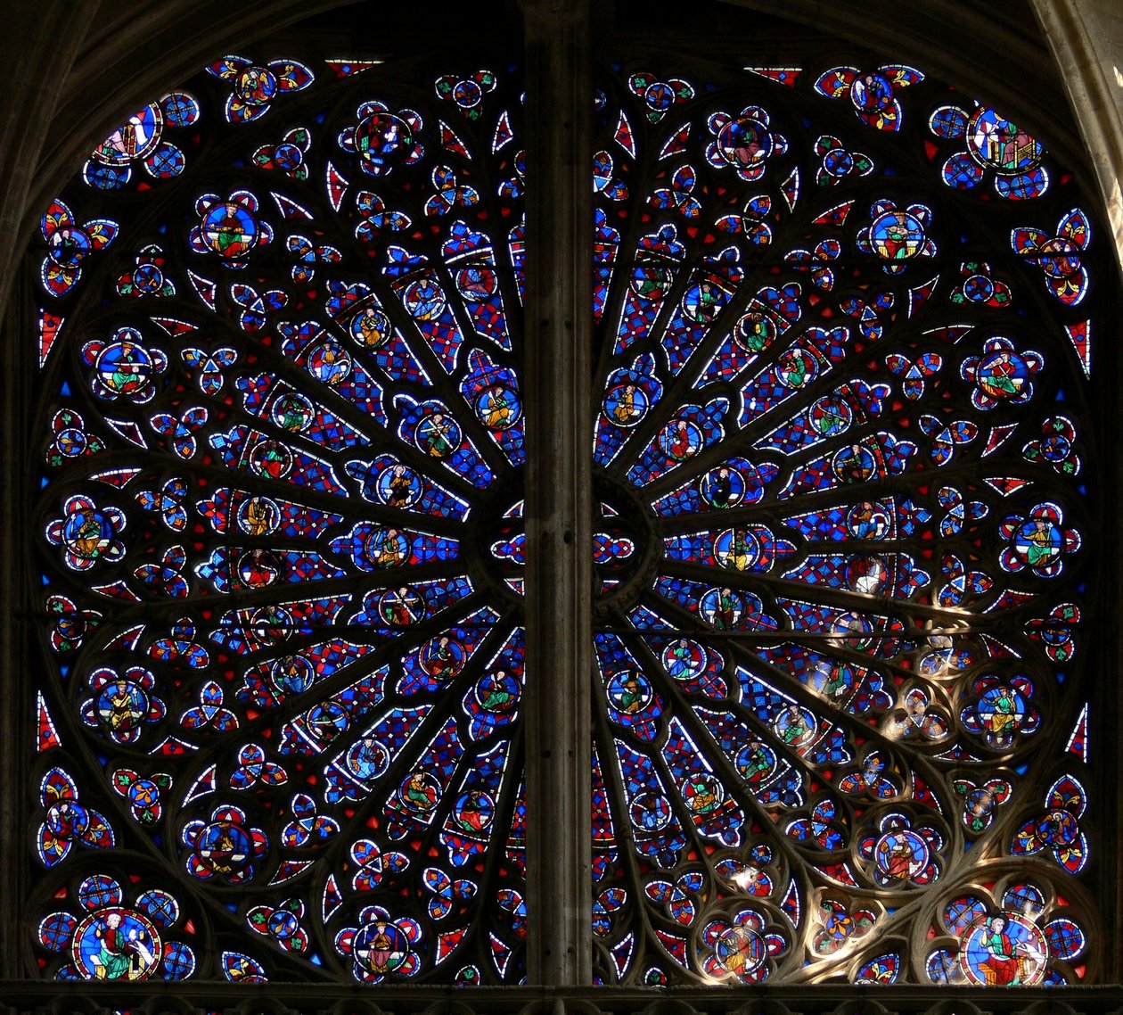 Ventana w219, la rosa norte, que representa profetas, ancestros de Cristo y Ancianos del Apocalipsis (rosa - interna) de French School