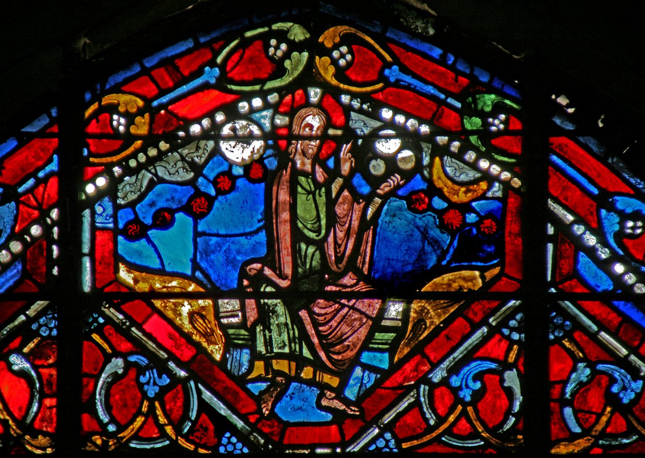 Ventana w21 que representa a Dios el Creador creando los Cielos y la Tierra de French School
