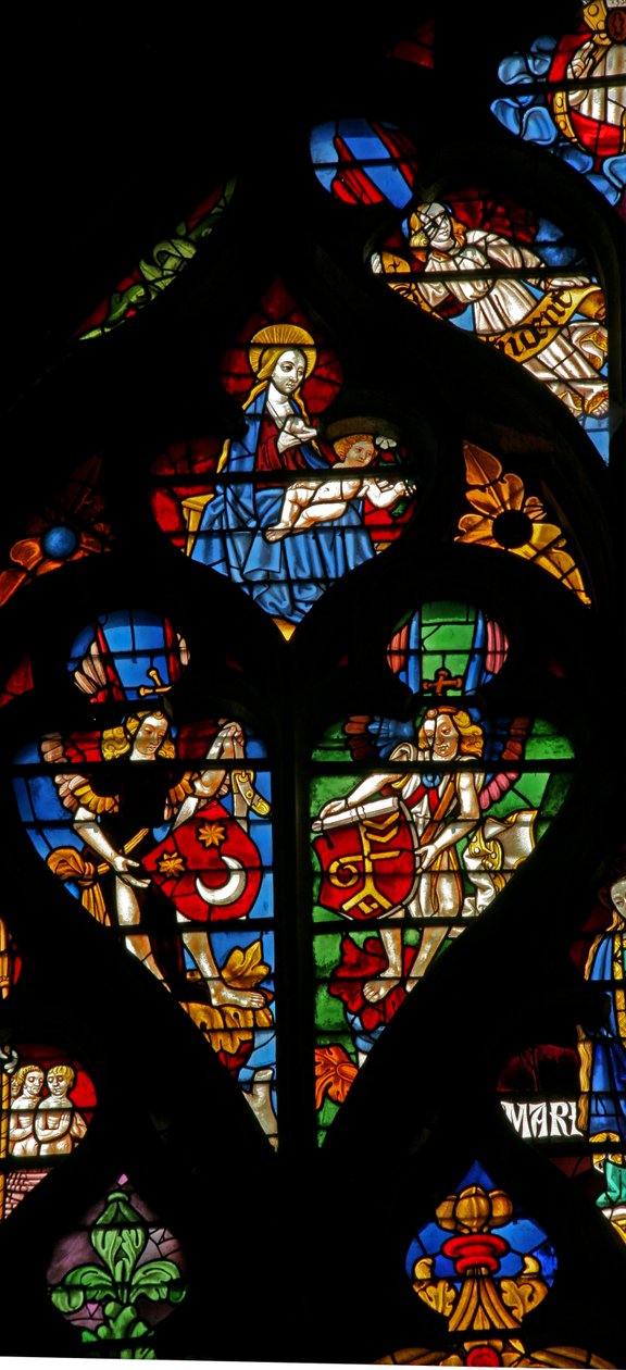 Luces de tracería con ángeles que llevan escudos de armas de French School