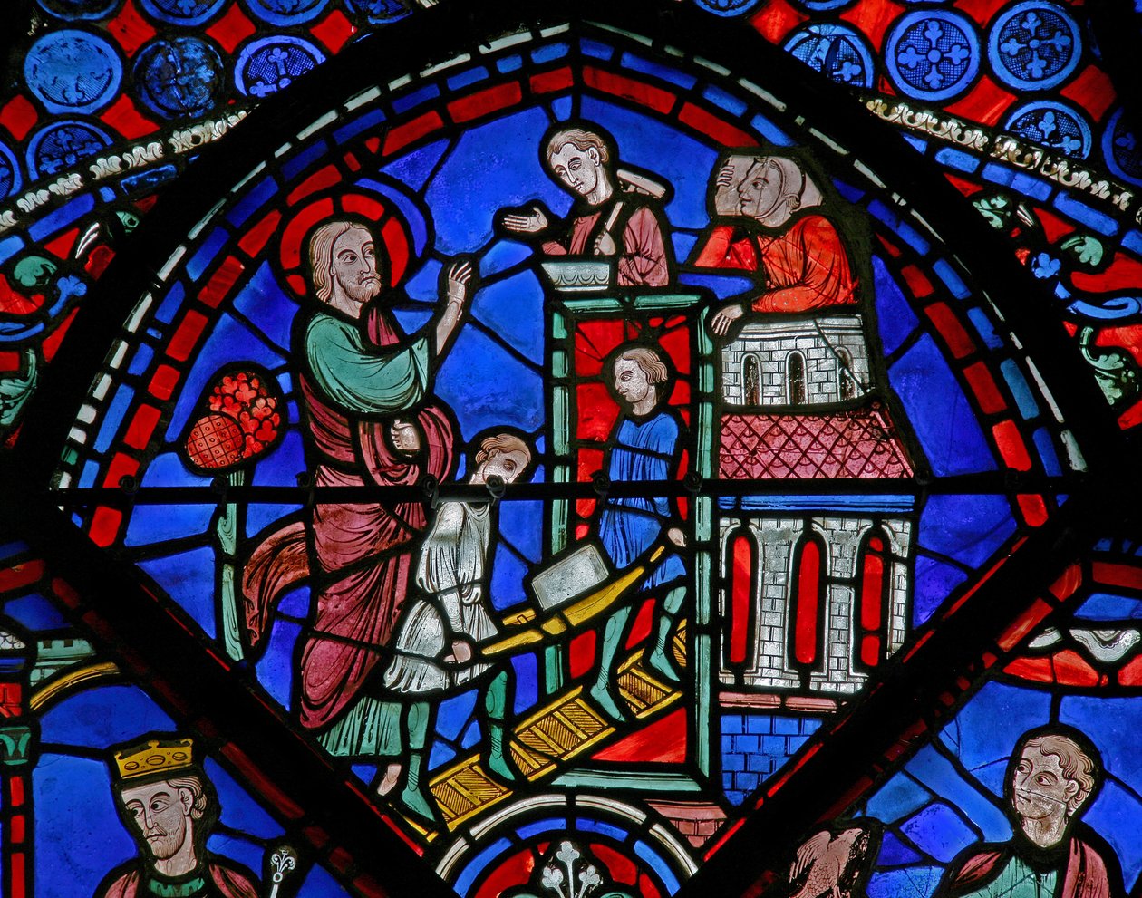 Ventana w23 que representa una escena de la vida de San Tomás: el santo construye una iglesia de French School