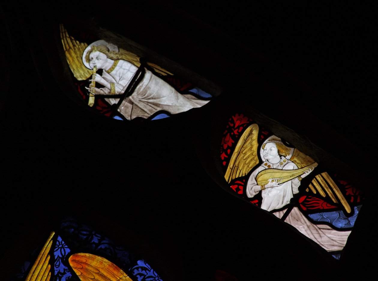 Ventana w26 que representa a ángeles músicos con laúd y flauta de French School