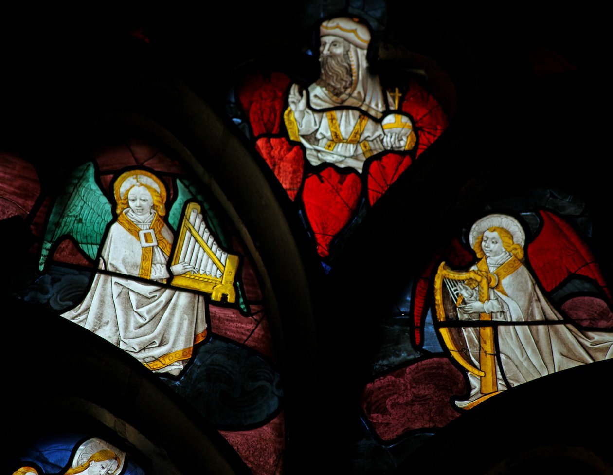 Ventana w29 que representa ángeles músicos con arpa y órgano de French School