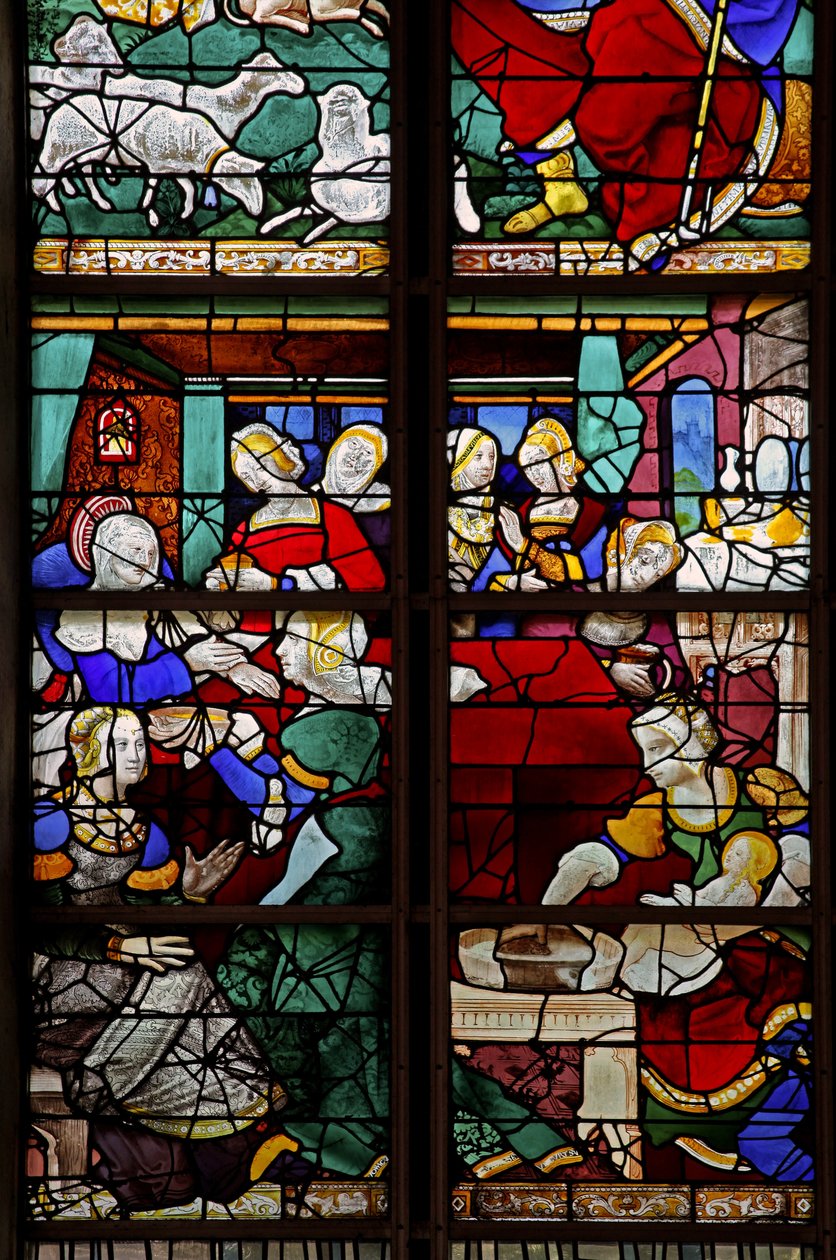 Ventana w2 que representa una escena de la Vida de la Virgen María: su nacimiento con numerosas personas, comadronas, etc. de French School
