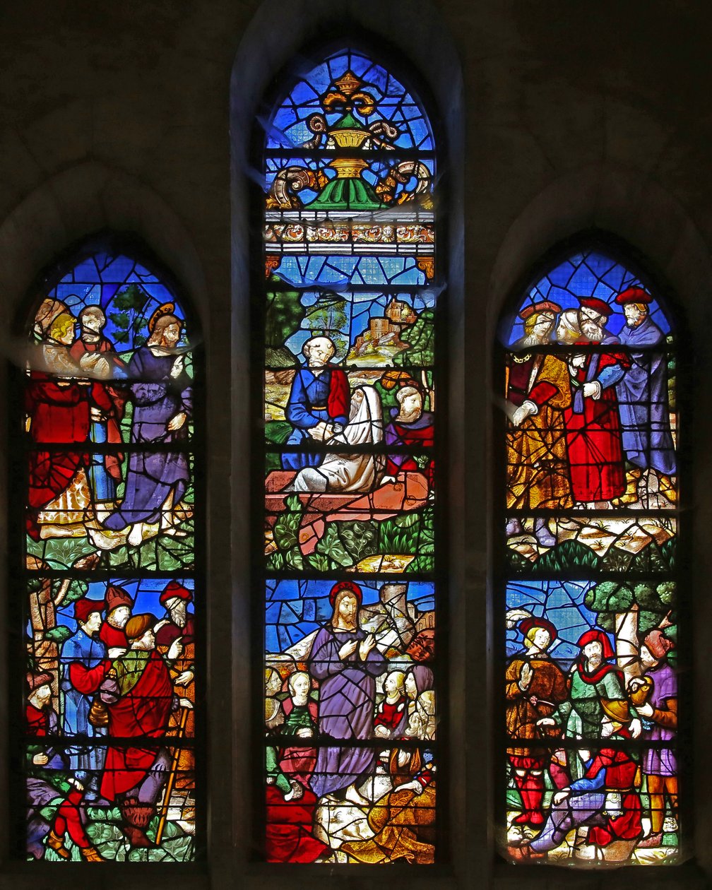 Ventana w38 que representa a Cristo predicando y la resurrección de Lázaro de French School