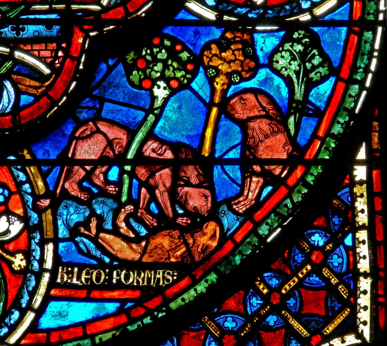 Ventana w3 que representa un león y sus cachorros de French School