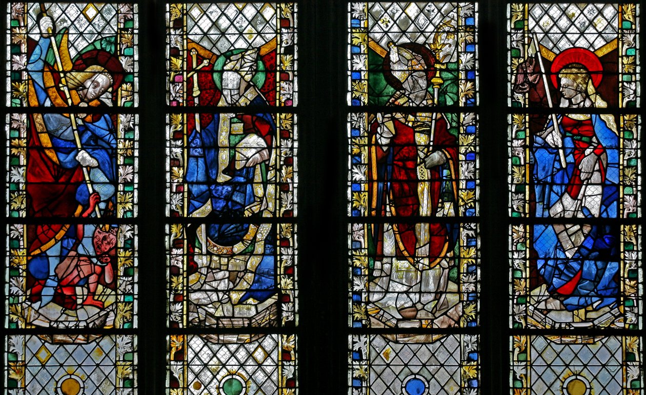 Ventana w49 que representa a San Miguel, San Julián, San Guillermo, Santa Genoveva de French School