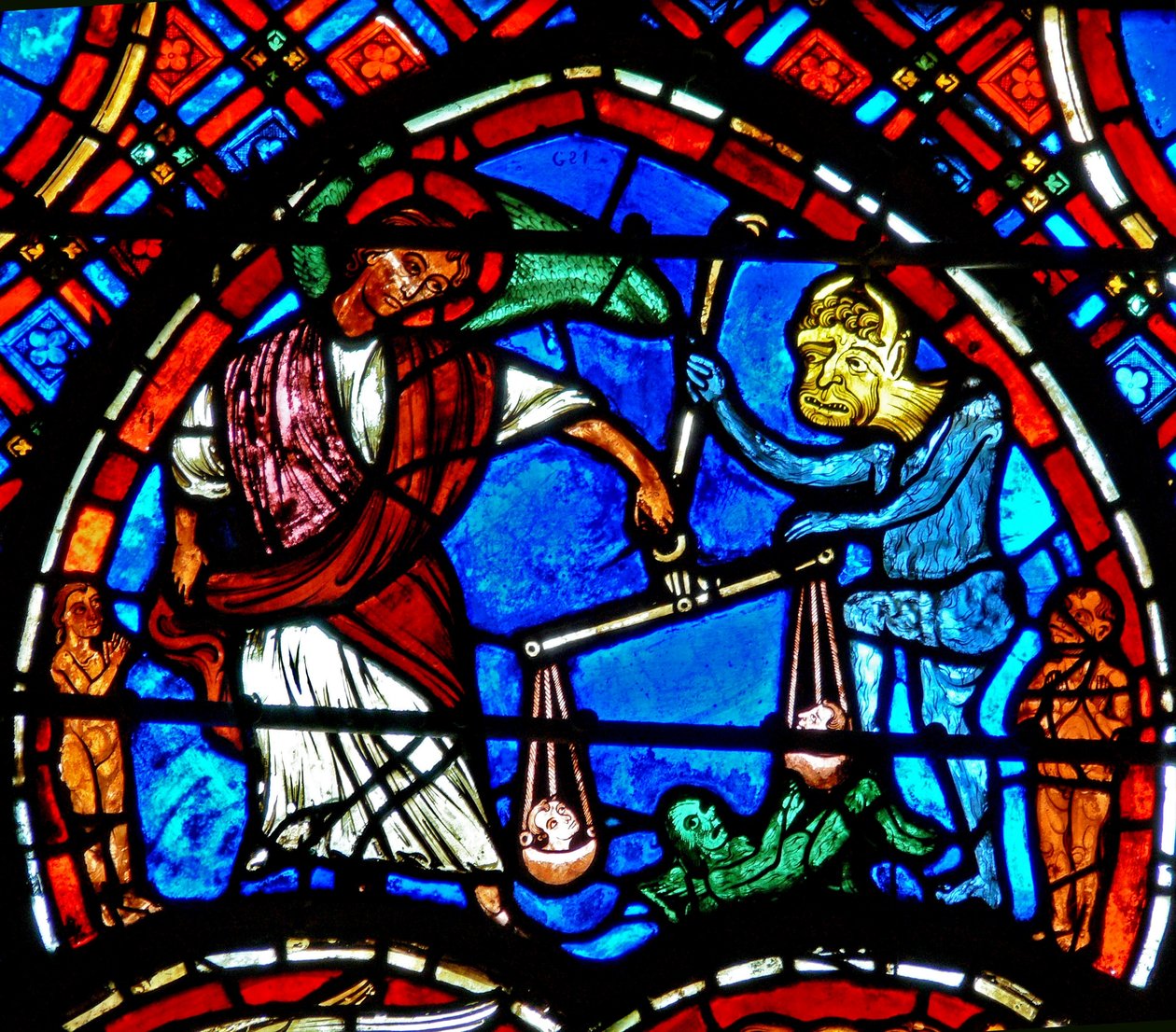 Ventana w4 que representa una escena del Juicio Final: San Miguel pesando las almas de French School