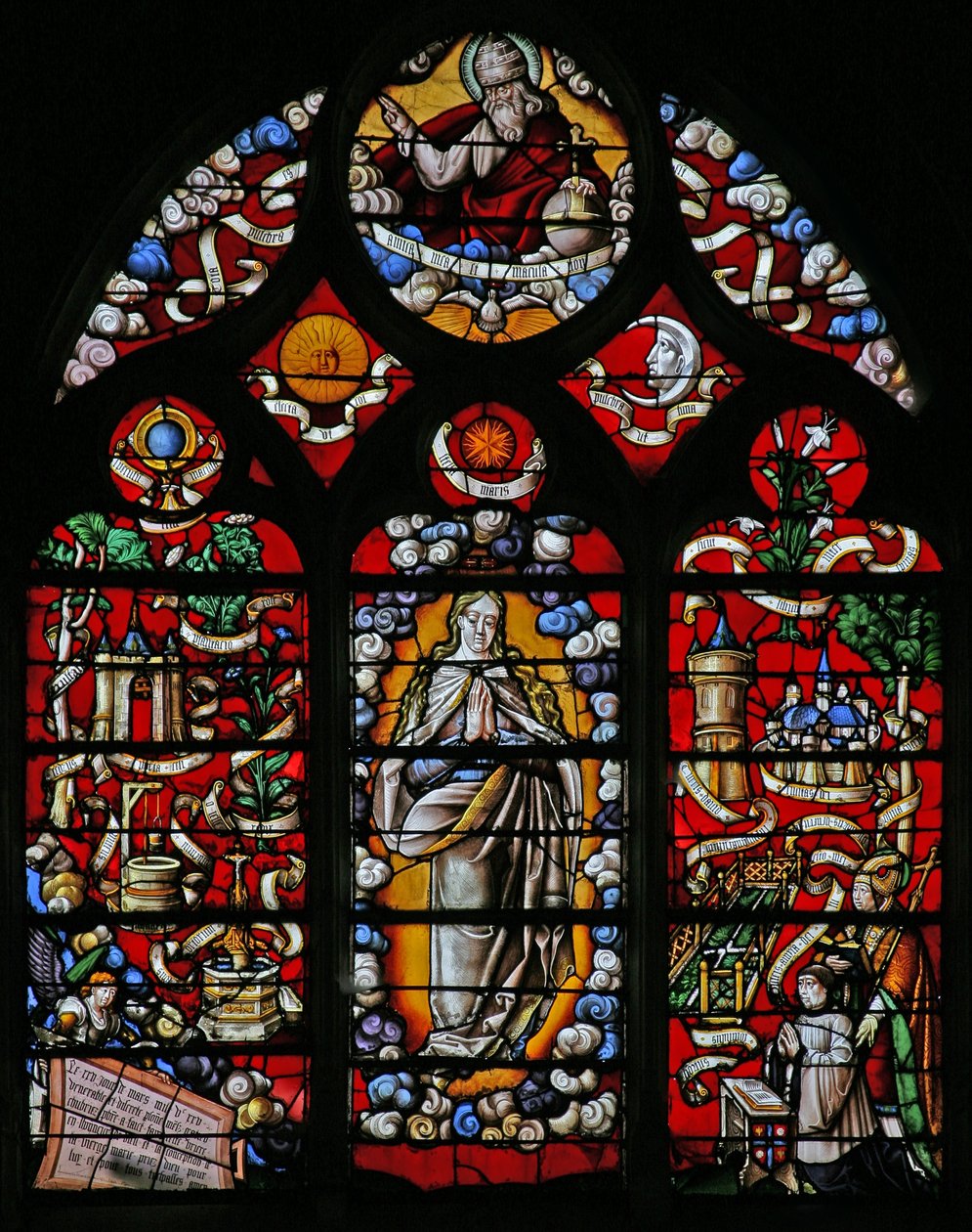 Ventana w4 que representa la Inmaculada Concepción o la Letanía de Loreto de French School
