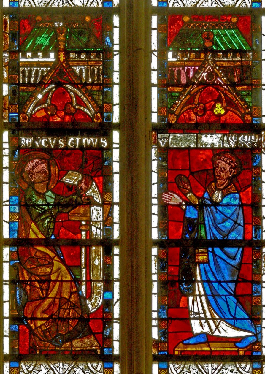 Ventana w8 que representa a San Agustín y un donante recibiendo la Regla de French School