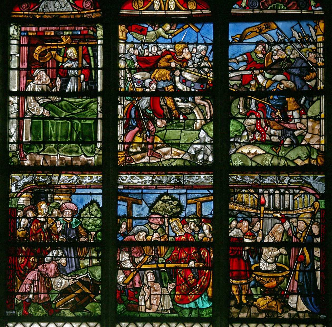 Ventana w8 que representa a Santa Elena y el hallazgo de la Cruz con el Emperador Constantino; arriba está la escena de la batalla donde apareció la Cruz y Constantino triunfa de French School