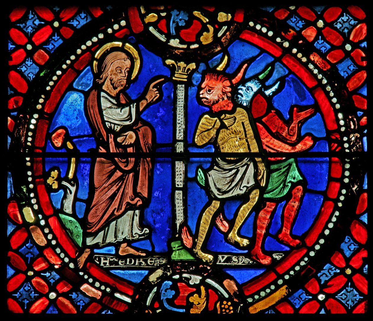 Ventana w9 que representa a San Andrés persiguiendo a dos demonios de French School