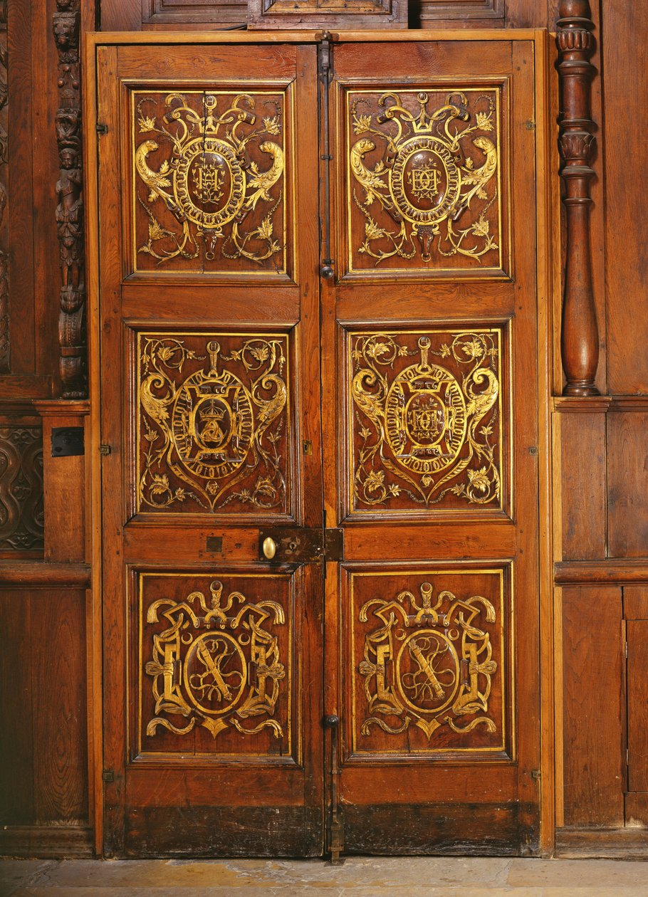 Puertas de madera del patio, originalmente del Chateau d