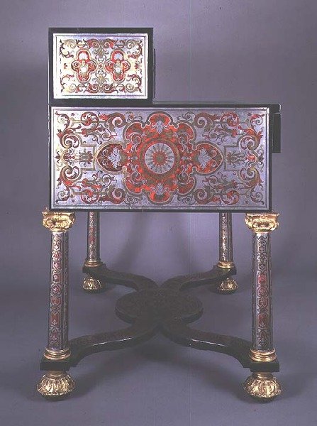Escritorio Decorado con Marquetería al Estilo Boulle de Latón Incrustado con Carey, con Monturas Doradas de French School