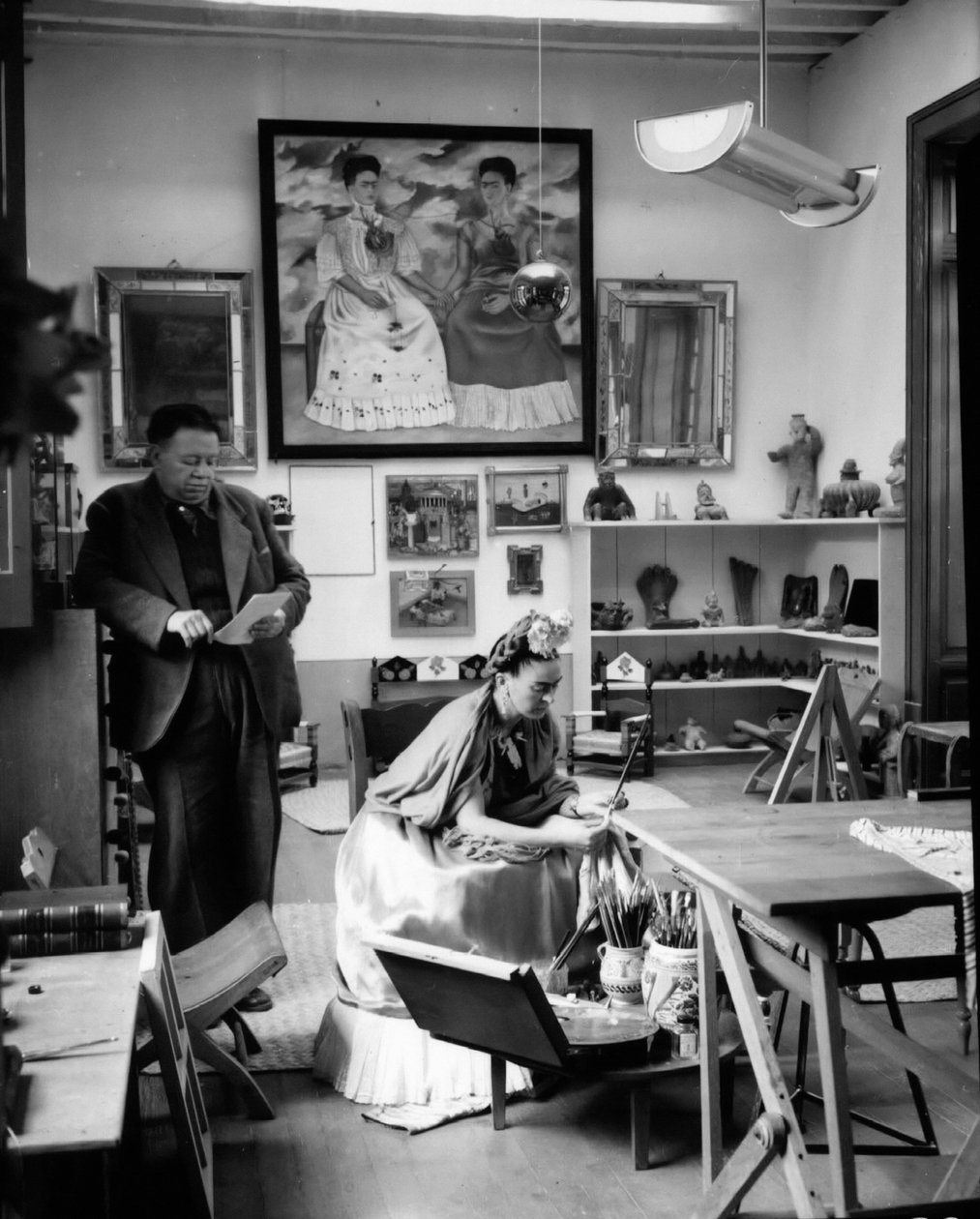 Los pintores mexicanos Frida Kahlo (1907-1954) y Diego Rivera (1886-1957) en su taller en 1948 (foto b/n) de Frida Kahlo