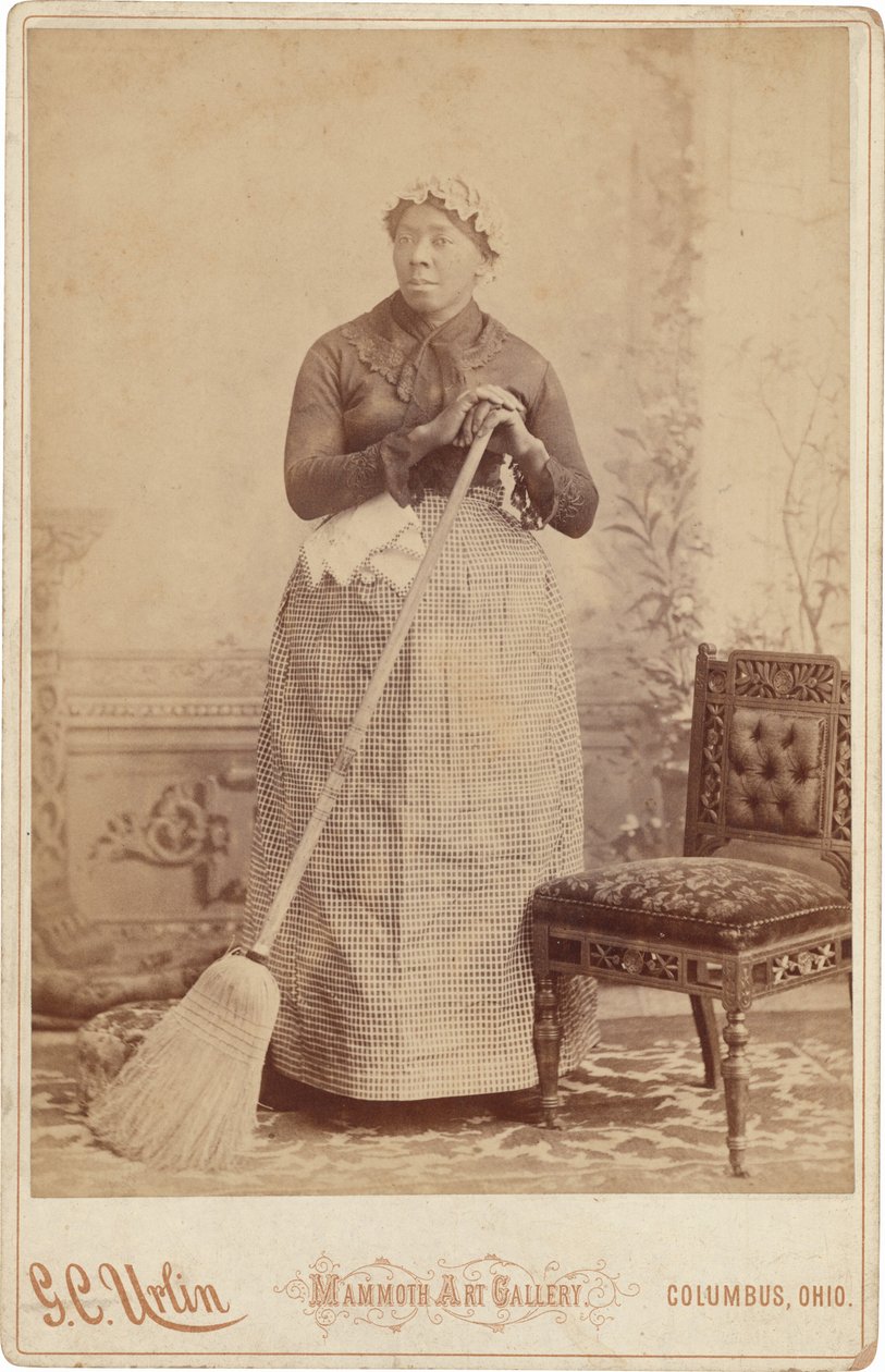 Retrato de mujer con escoba,c. 1885 (foto) de G.C. Urlin