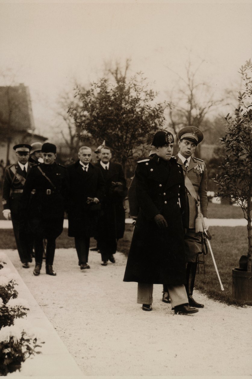 Álbum "MVSN- Camisas Negras": Galeazzo Ciano con el uniforme de General de la Milicia en Budapest (foto en b/n) de G.Y. Schaffer