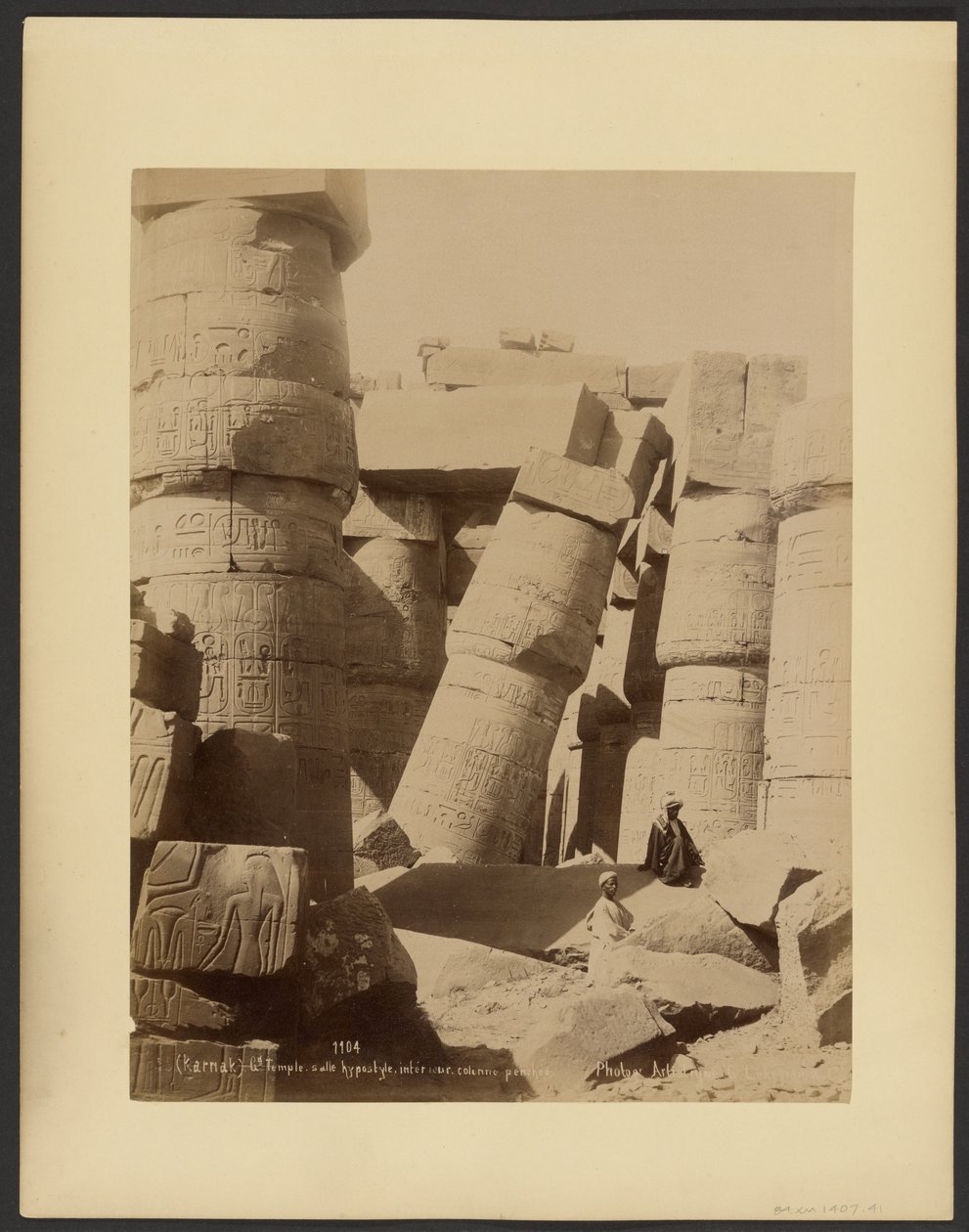 (Karnak) Gd. Templo, sala hipóstila, interior, columna inclinada de G. Lekegian