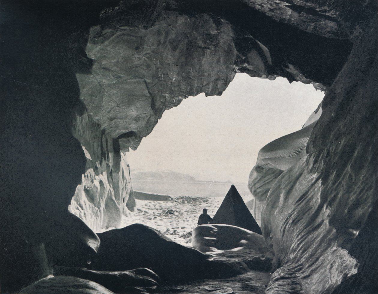 Campamento en la Cueva Bajo Penelope Point, 1912 de G. Murray Levick