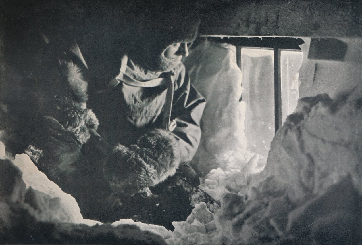 Despejando la nieve de la ventana de la cabaña en Cabo Adare, c1911 de G. Murray Levick