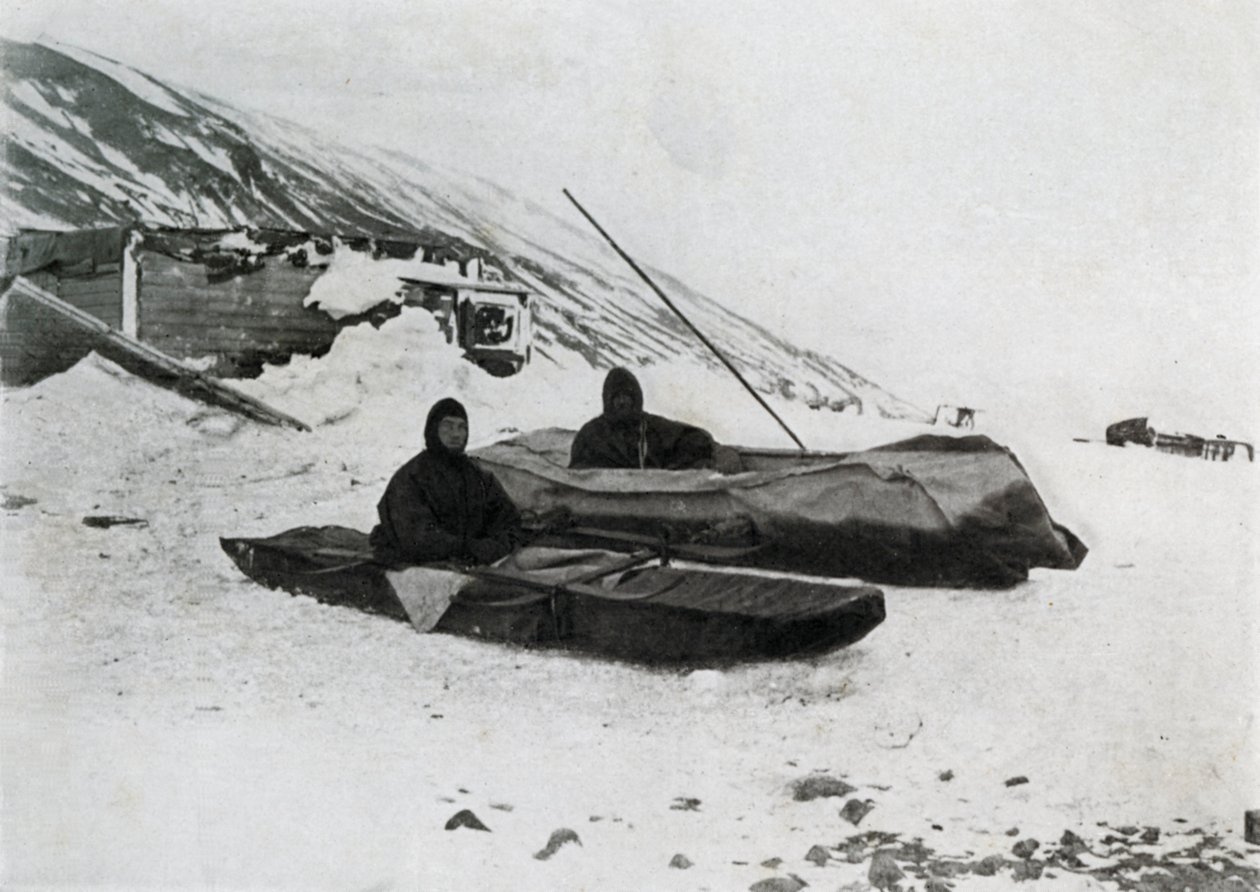 Los Dos Kayaks en la Orilla, c1911 de G. Murray Levick