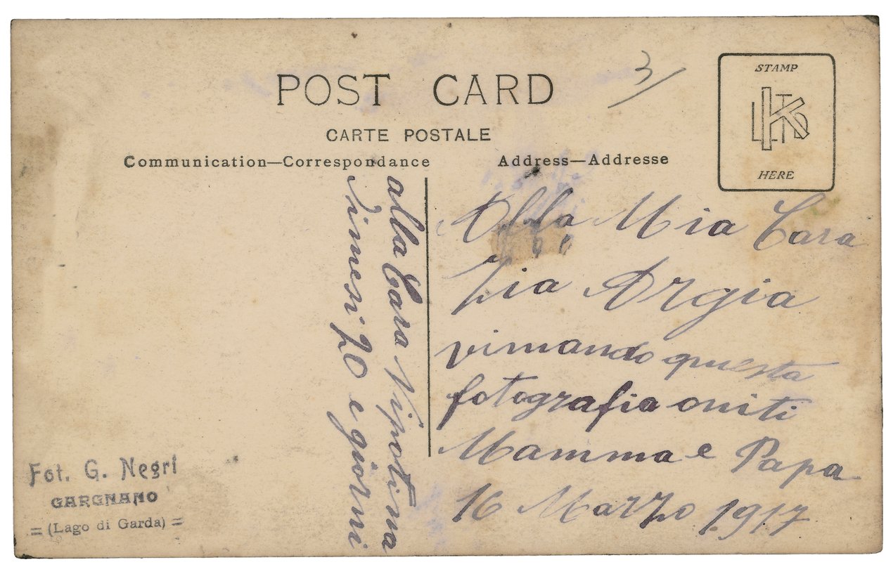 Parte trasera de una postal con un soldado de infantería, artillero, en uniforme con su esposa e hijo durante la Primera Guerra Mundial de G. Negri