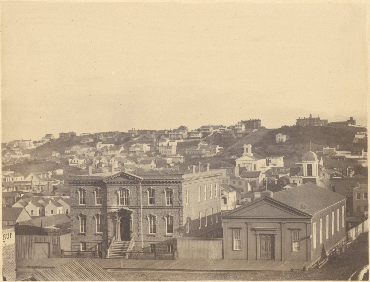 Vista desde la calle Kearny - en primer plano el Asilo de Huérfanos de G. R. Fardon