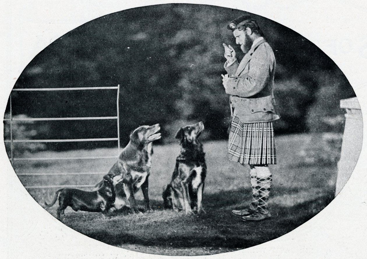 Mr. Francis Clark, el Gillie de la Reina, con tres de sus perros favoritos, c1899, 1901 de G. W. Wilson and Company