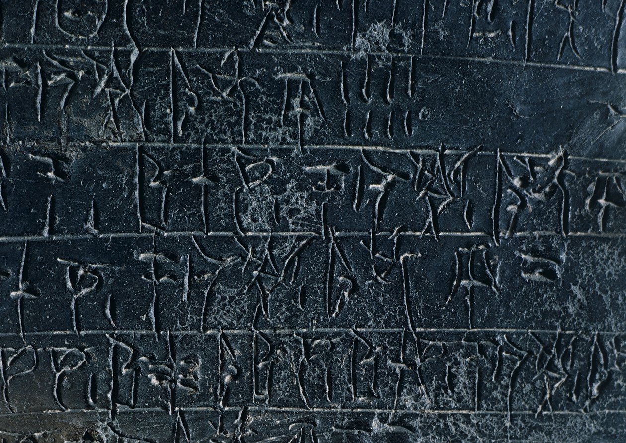 Tablilla de terracota, de los archivos del palacio de Néstor en Pilos (Grecia). Detalle: una inscripción en Lineal B. Civilización micénica, hacia el siglo XIII a.C. de Gabriele Bella