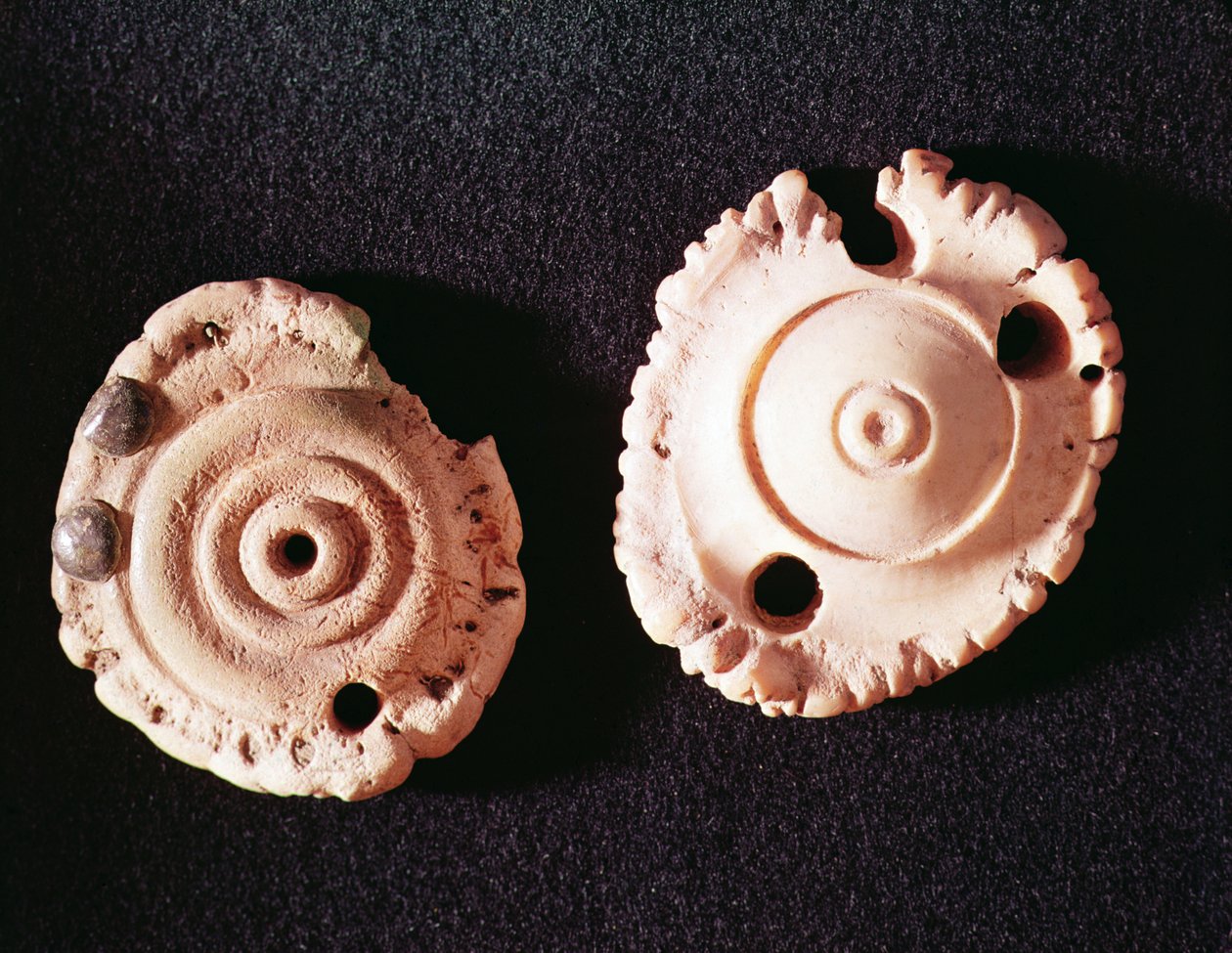 Dos amuletos (hueso) de Gallo Roman