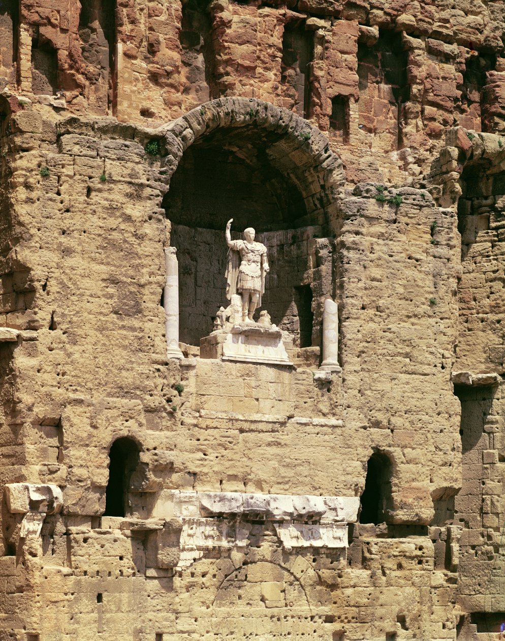Estatua del Emperador César Augusto en el Teatro Romano de Gallo Roman