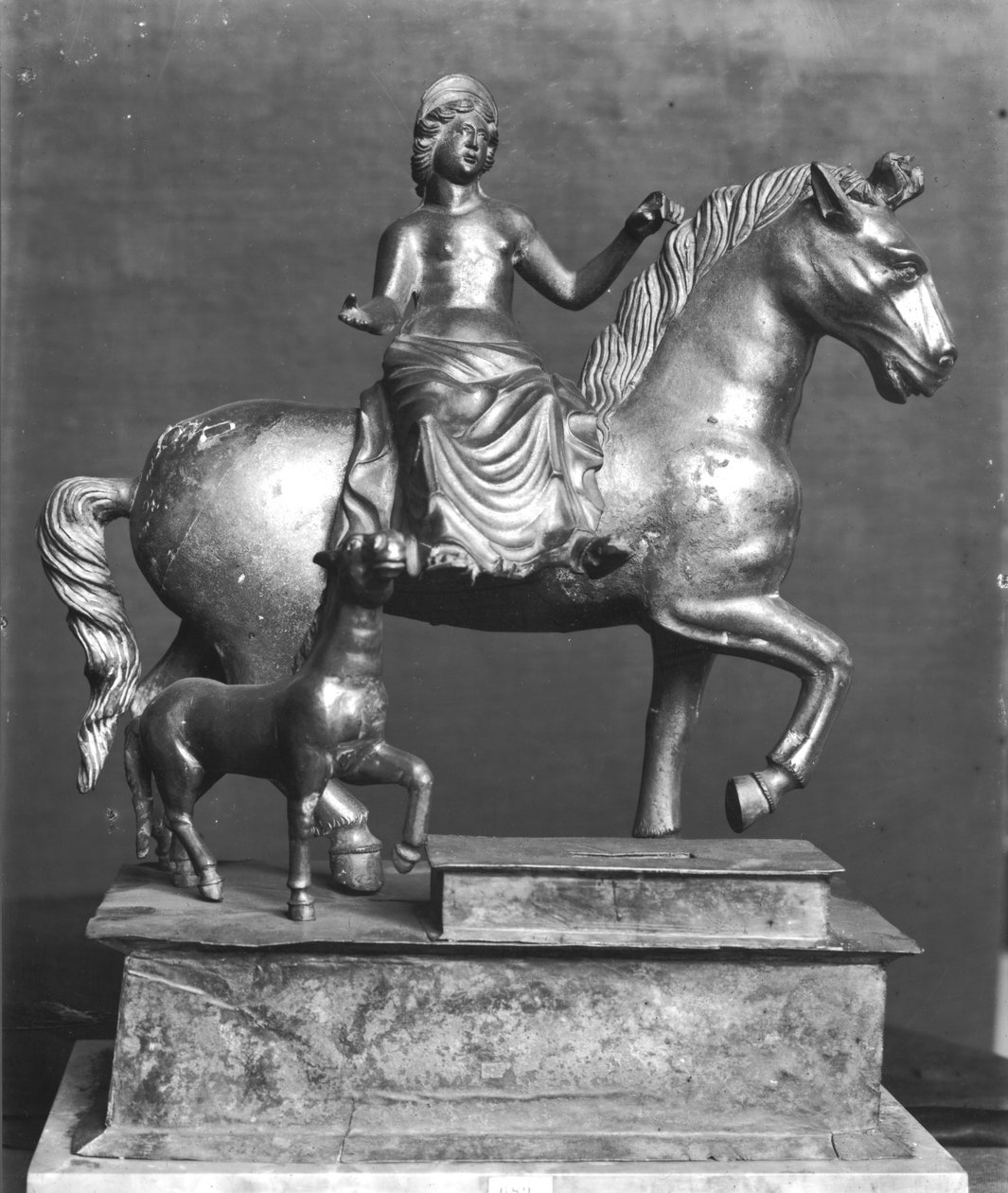 Estatuilla de Epona, diosa gala, protectora de caballos, jinetes y viajeros, de La Sarrazine, Jura, c.50 a.C.-400 d.C. de Gallo Roman