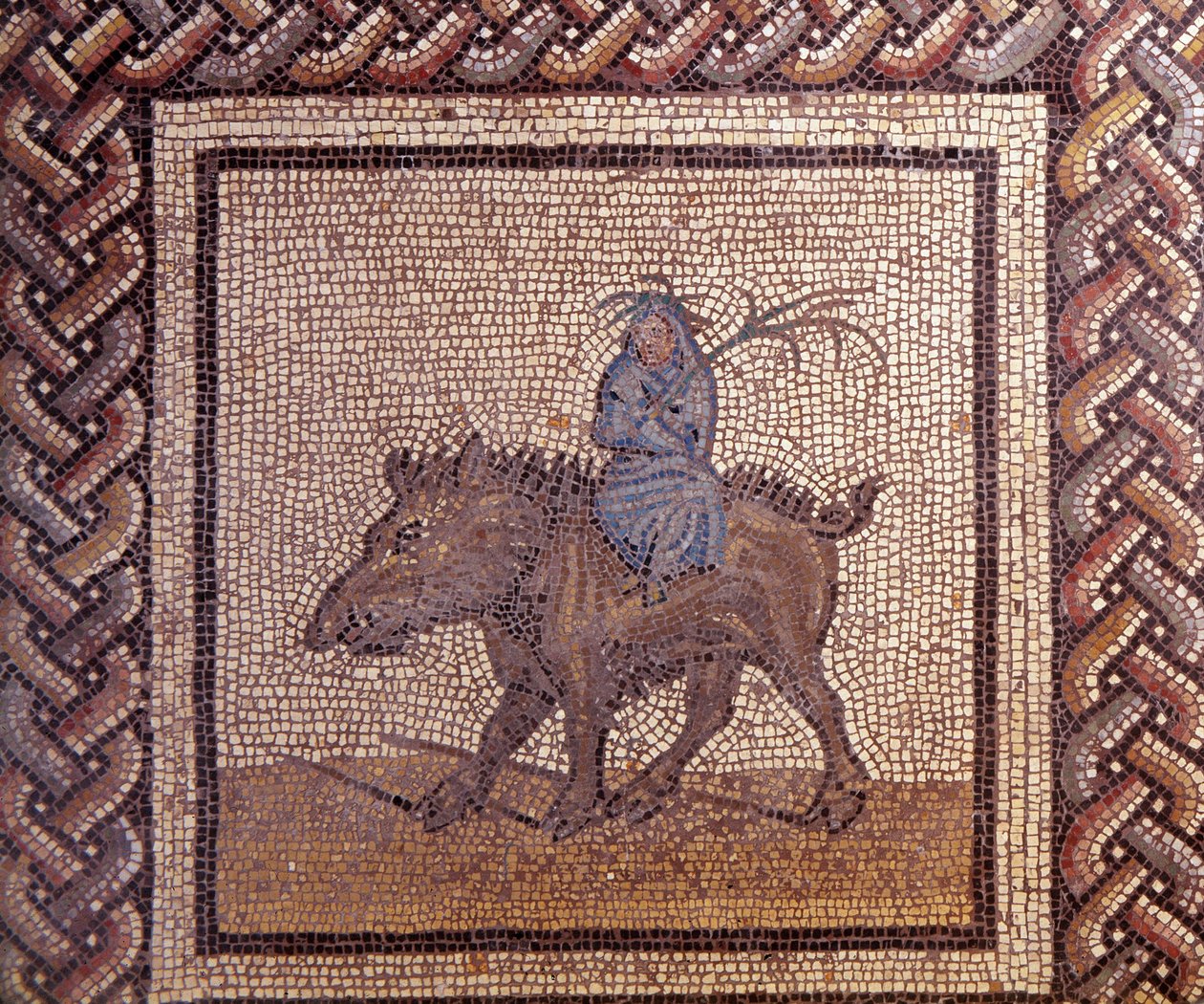 Arte Galo-Romano: pavimento de mosaico que representa un calendario rústico. Alegoría del Invierno montando un jabalí. Finales del siglo II, principios del siglo III d.C. De Saint-Romain-en-Gal (Rhone). Saint Germain en Laye, Museo Nacional de Arqueología de Gallo Roman
