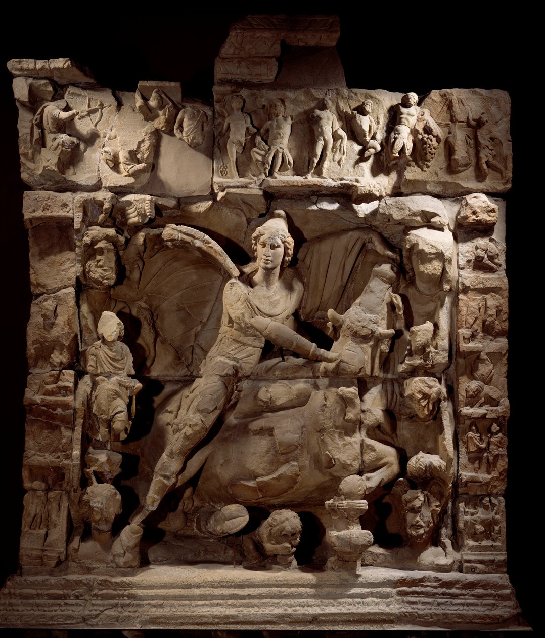 Arte Galo-Romano: relieve que representa a Mitra el dios de la luz con el toro. De un templo de Mitreo. 50 a.C.-100 d.C. Metz. Museo de Bellas Artes de Gallo Roman