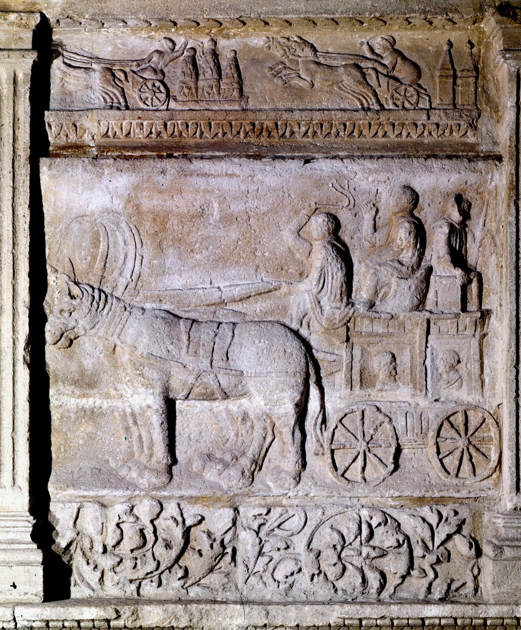 Bajorrelieve del período galo-romano que representa un carro tirado por caballos, llevando pasajeros. Aviñón, Museo Calvet de Gallo Roman Gallo Roman