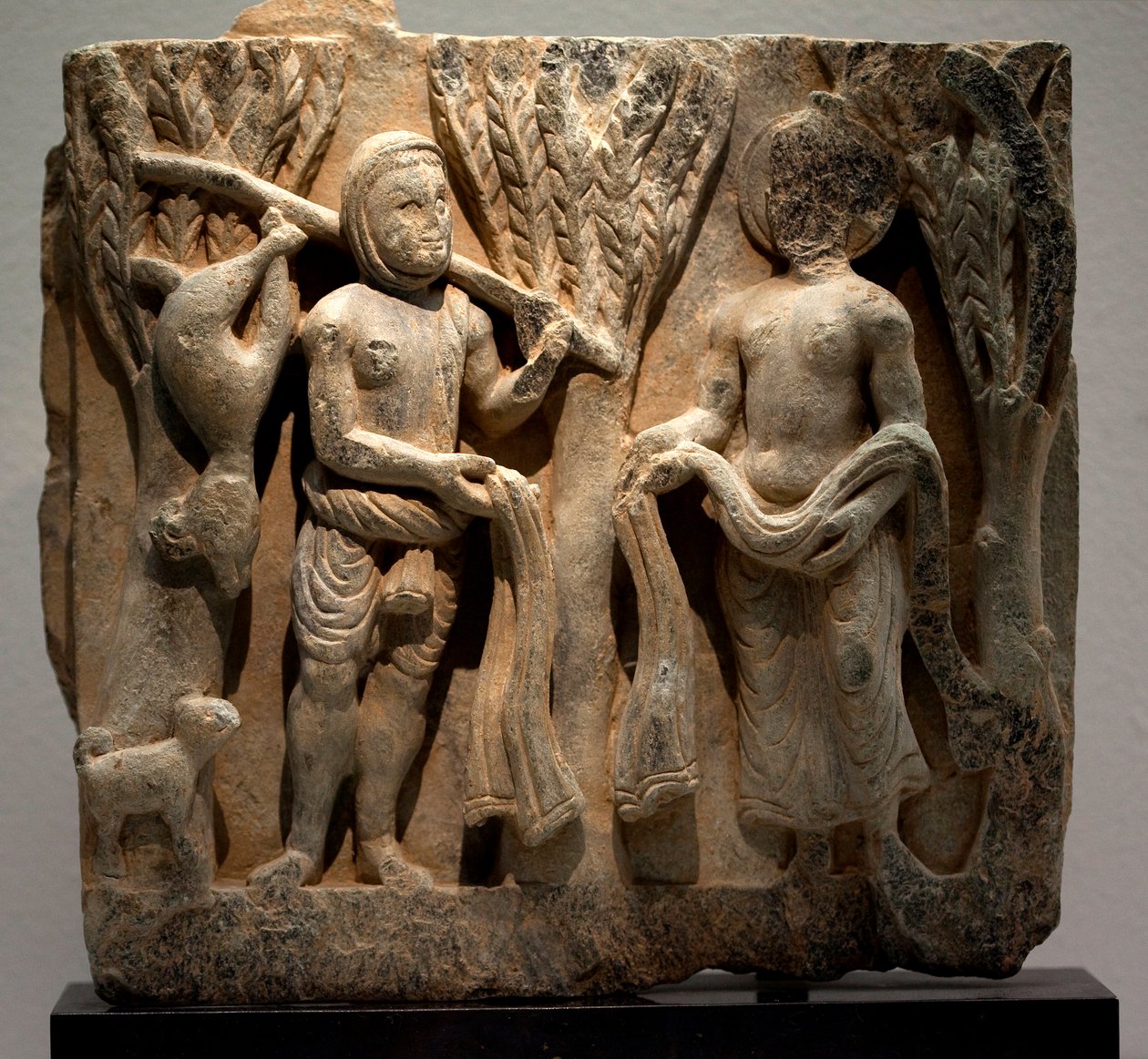 Intercambio de ropa con un cazador. Bajo relieve esculpido, arte de Gandhara (Pakistán), siglo II-III. Museo Nacional de Corea, Seúl (Corea del Sur) de Gandhara School