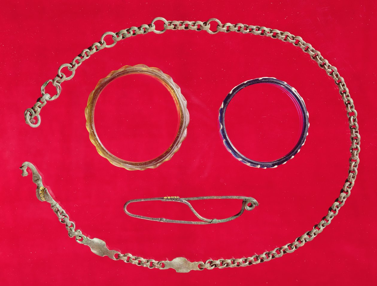 Cinturón, broche y dos brazaletes, Tene II (vidrio y bronce) de Gaulish