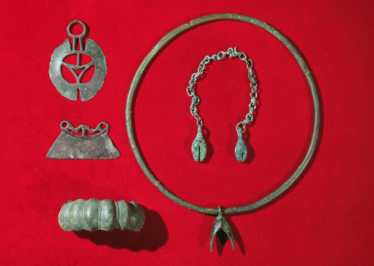 Navaja semicircular, navaja de filo recto, brazalete con diseño en forma de huevo, torque con colgante y una cadena con dos colgantes, 750-475 a.C. de Gaulish