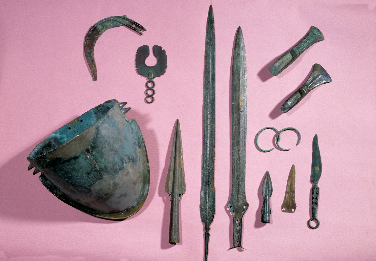 Arte galo: casco de bronce, hacha, hoz, adorno, espada, brazalete, punta de Theil a Billy sur Loir. 1150 - 950 a.C. Saint-Germain-en-Laye, Museo de Antigüedades de Gaulish Gaulish