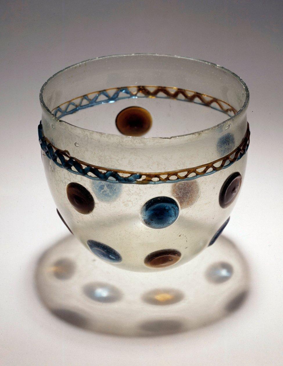 Arte galo: copa de vidrio con tabletas de colores de Gaulish Gaulish