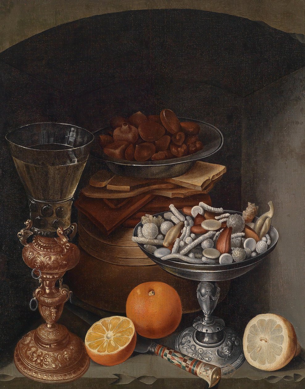 Naturaleza muerta con una copa de vino, naranjas, un plato con champiñones y una copa de plata, principios del siglo XVII de Georg Flegel