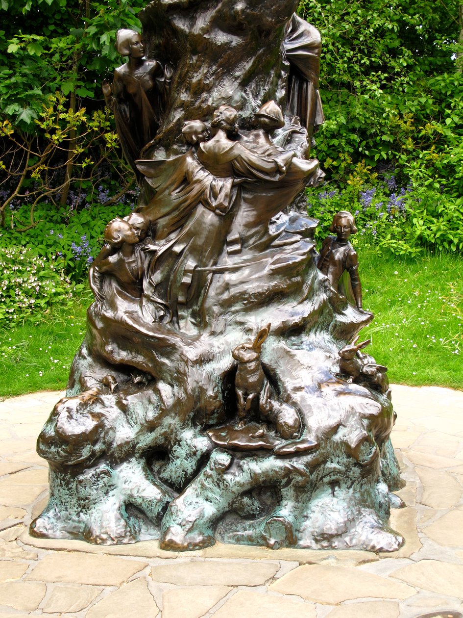 Plinto, detalle de la estatua de Peter Pan de George James Frampton