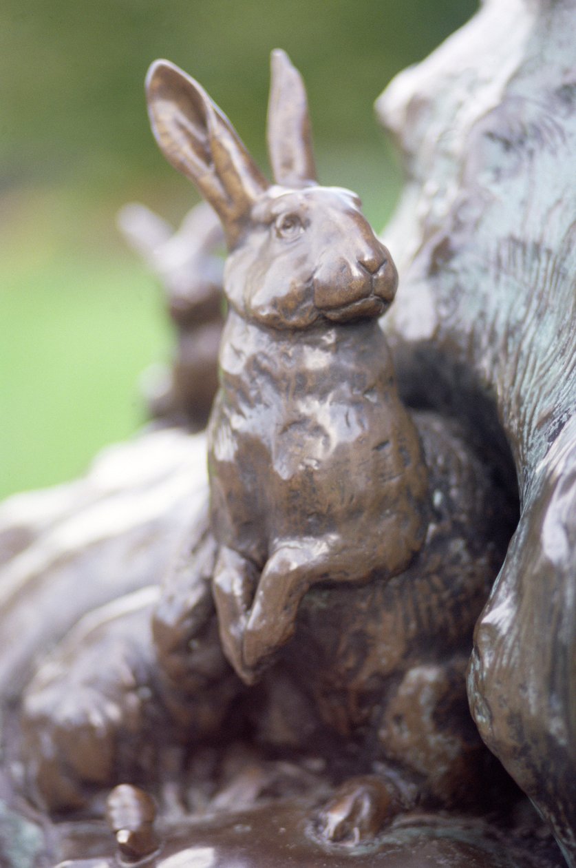 Conejo, detalle de la estatua de Peter Pan, 1912 de George James Frampton
