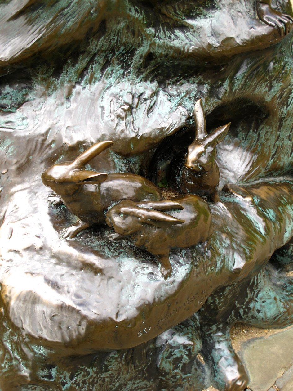 Conejos, detalle de la estatua de Peter Pan, 1912 de George James Frampton