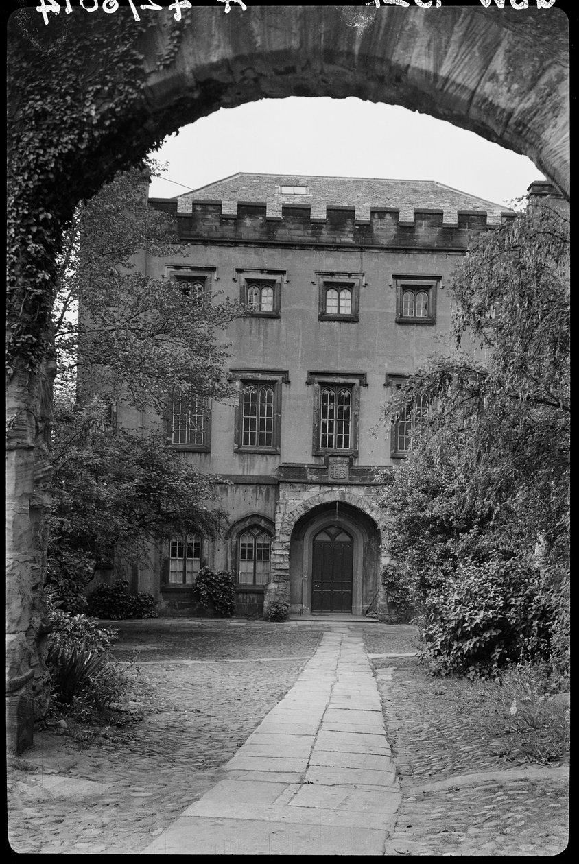 Muro con arco frente al No. 9, The College, County Durham, 1942 de George Bernard Wood