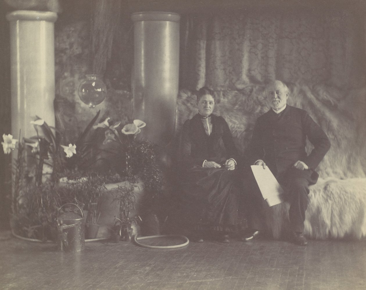 El Sr. y la Sra. Charles E. Tiffany en el estudio de Louis C. Tiffany, ca. 1890 de George Collins Cox